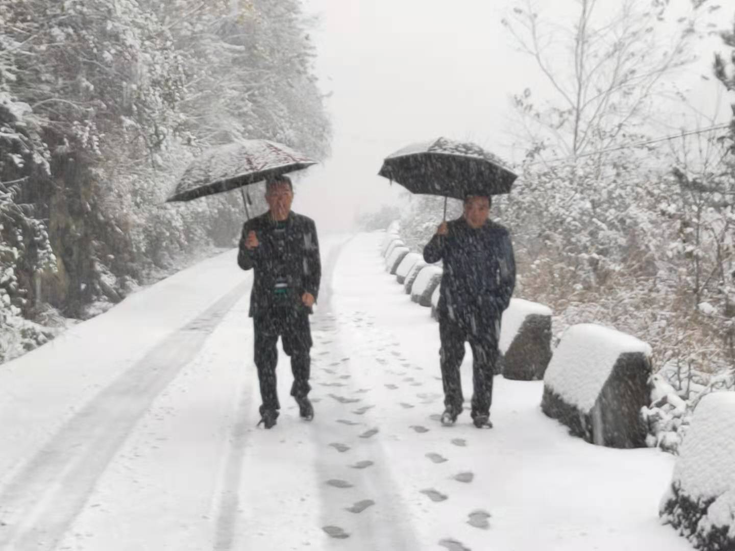 下雪的村庄高清图片下载-正版图片500754888-摄图网