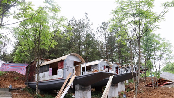 正在修建的歧山草原渔船。通讯员 洪琳 摄