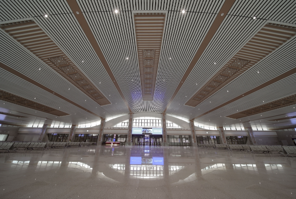 云阳站将张飞庙窗格元素融入候车大厅吊顶方案之中。中铁八局供图