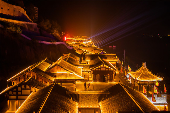 三国印巷夜景。重庆江来集团供图 华龙网发