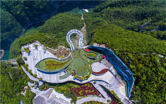 龙缸景区云端玻璃廊桥。重庆江来集团供图 华龙网发