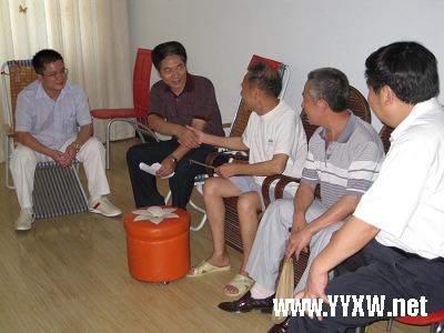 县领导情系老党员 送上节日问候