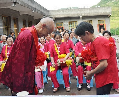 十年上访猛回头 花甲金婚度晚年