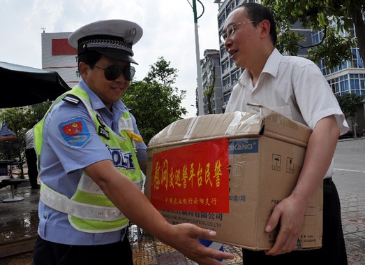 烟草专卖局职工酷暑慰问交巡警