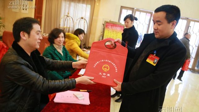 县人大代表纷纷报到参加县十六届人大五次会议