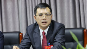 覃昌德参加第三代表团讨论