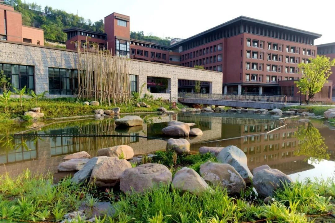 云阳实验中学校占地195.38亩,建筑面积10.