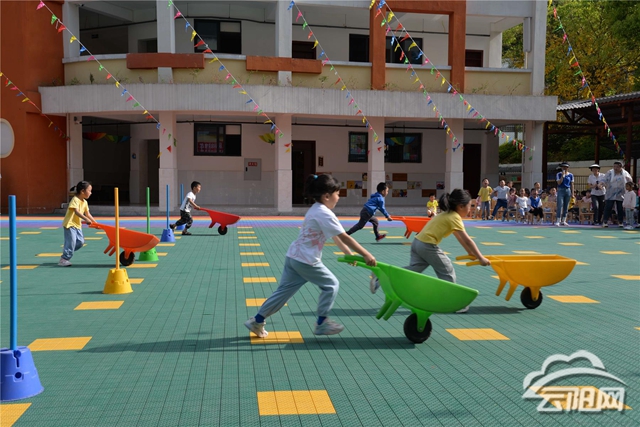 凤鸣镇中心幼儿园举办春季趣味运动会