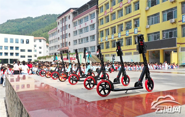 爱心企业走进龙洞小学开展捐赠活动