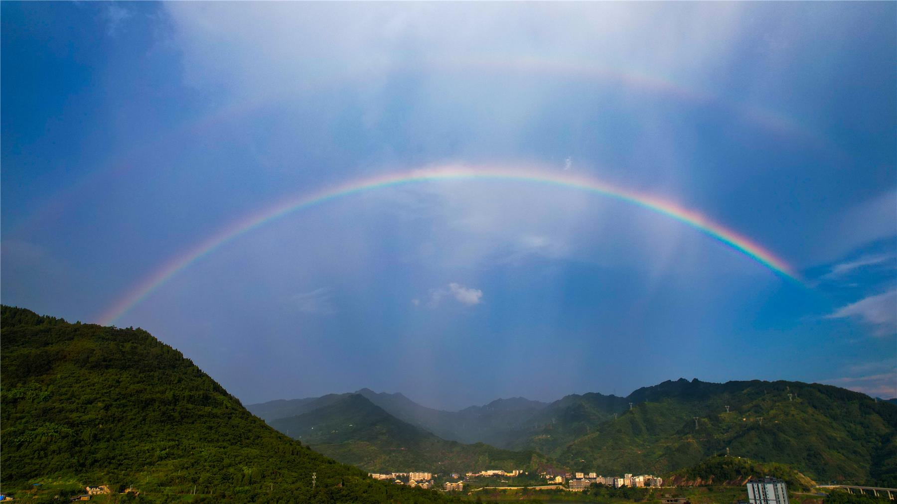 云阳雨后绝美双彩虹铺就夏天最浪漫的色彩