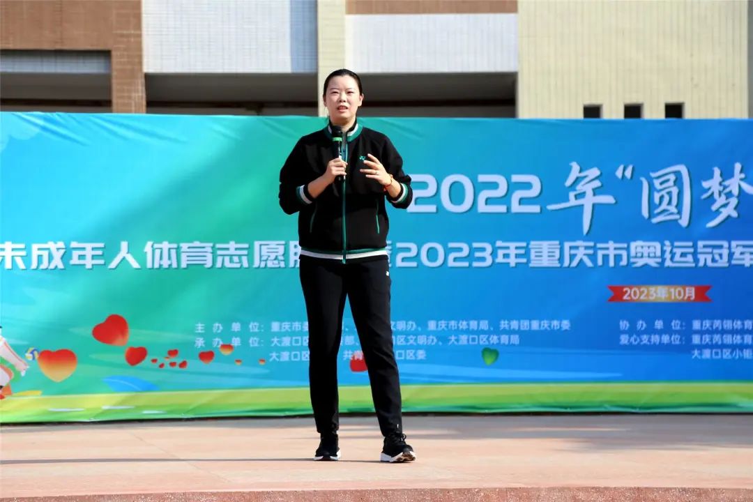 在聆听了奥运冠军李雪芮的故事后,这群运动员们率先举手提问:您是如何