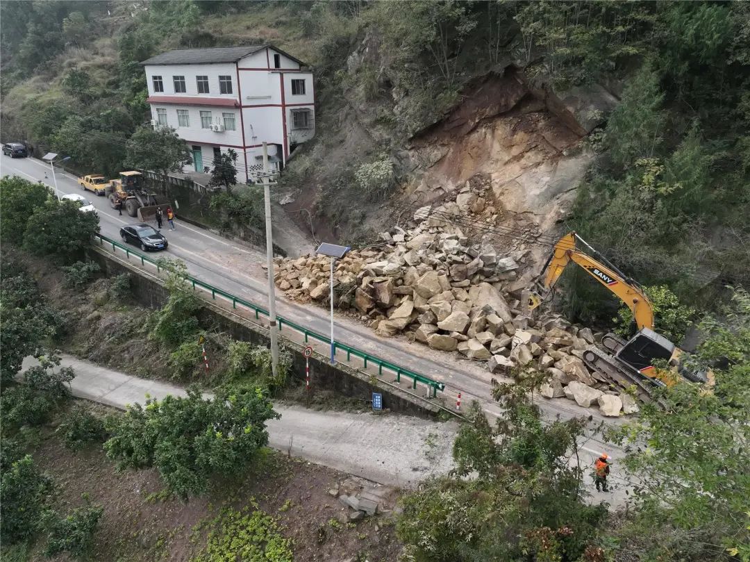 云阳这条路出现山体塌方注意观察慢通行