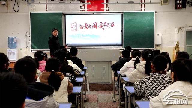凤鸣中学观看开学第一课厚植家国情怀