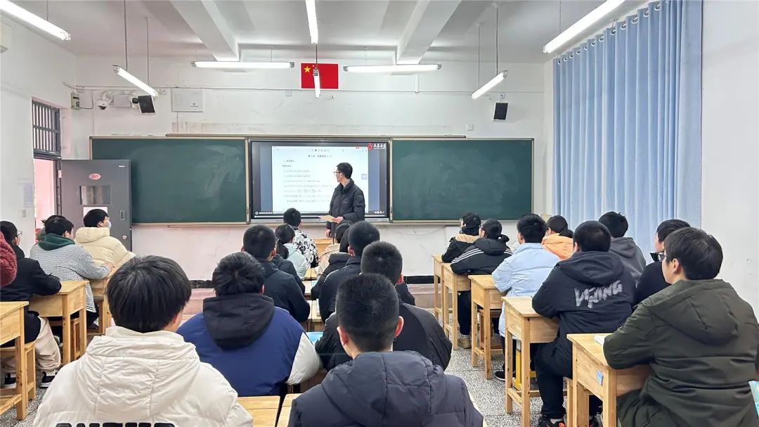 在课堂上,来自绵阳东辰国际实验学校的名师正通过高清液晶巨屏以直播