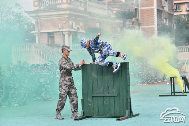 挥臂转体,扣腕投掷完成匍匐前进,穿越百米障碍同学们怀着满腔热血综合