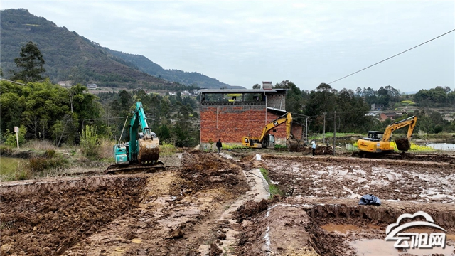 据悉,渠马镇高标准农田改造提升项目涉及土地整治2670亩,现已整治1900