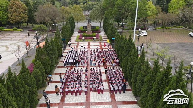 聆听红色故事 350名学生在烈士纪念碑前缅怀革命先烈- 云阳网-云阳
