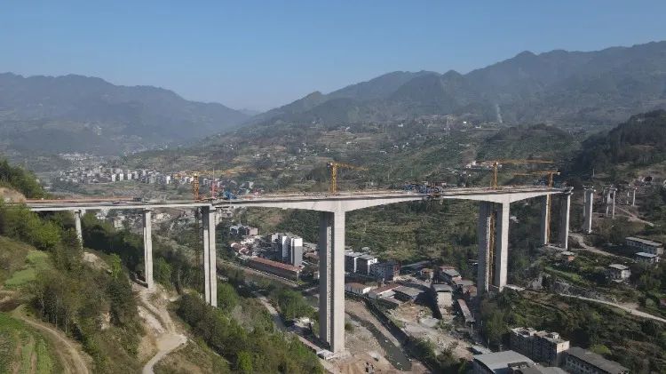 巫云开高速公路建设进度条刷新