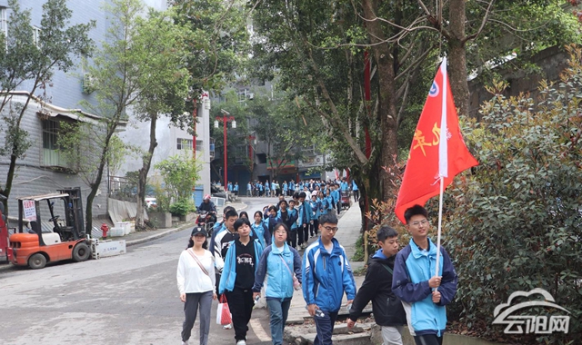 龙市初中开展户外远足活动