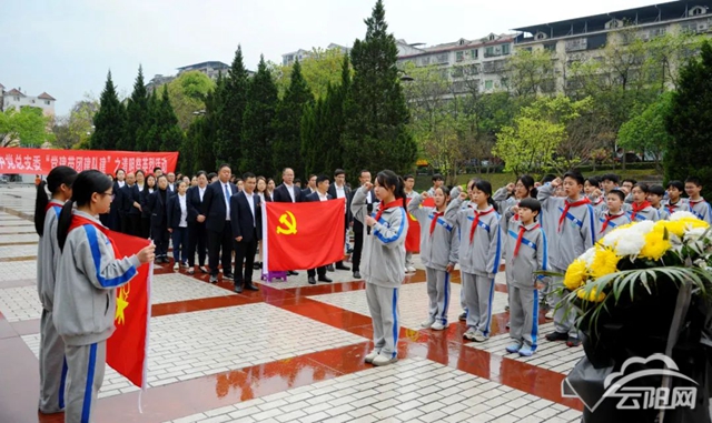 云阳县第二初级中学开展清明祭英烈活动