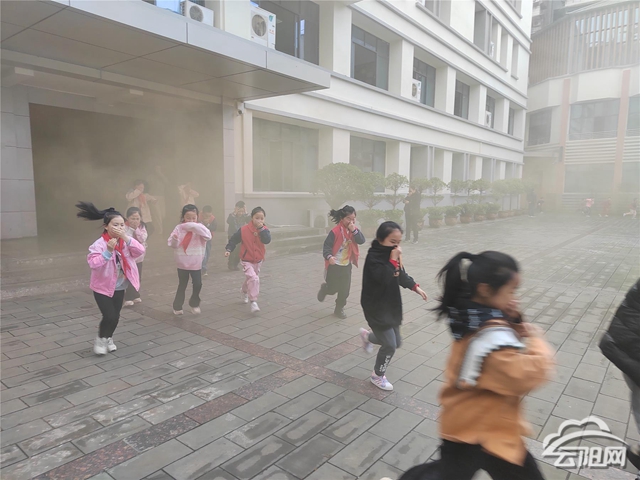 杏家湾小学举行消防疏散演练