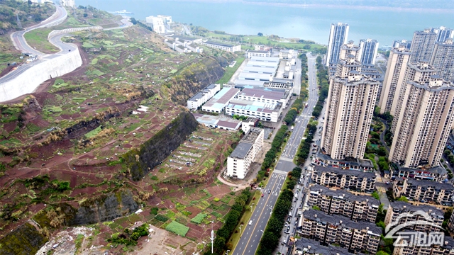 县城管局铲菜复绿提升群众居住环境