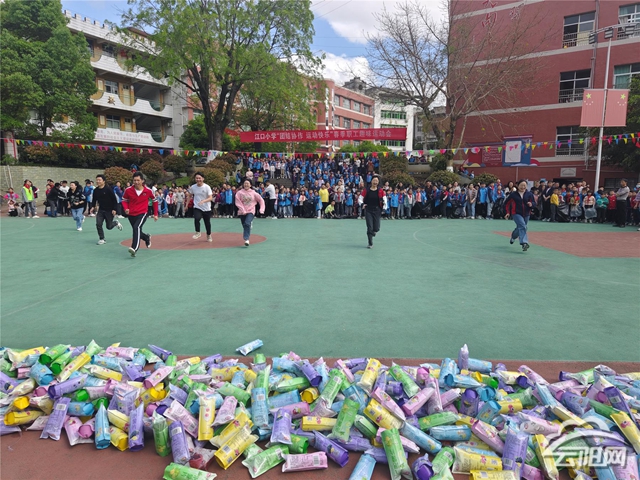 江口小学举行团结协作运动快乐春季职工趣味运动会