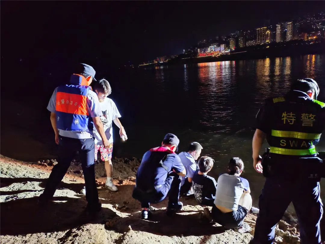 公安民警登岸后于是驱艇逐步靠近民警经过仔细搜寻发现了该少年的踪迹