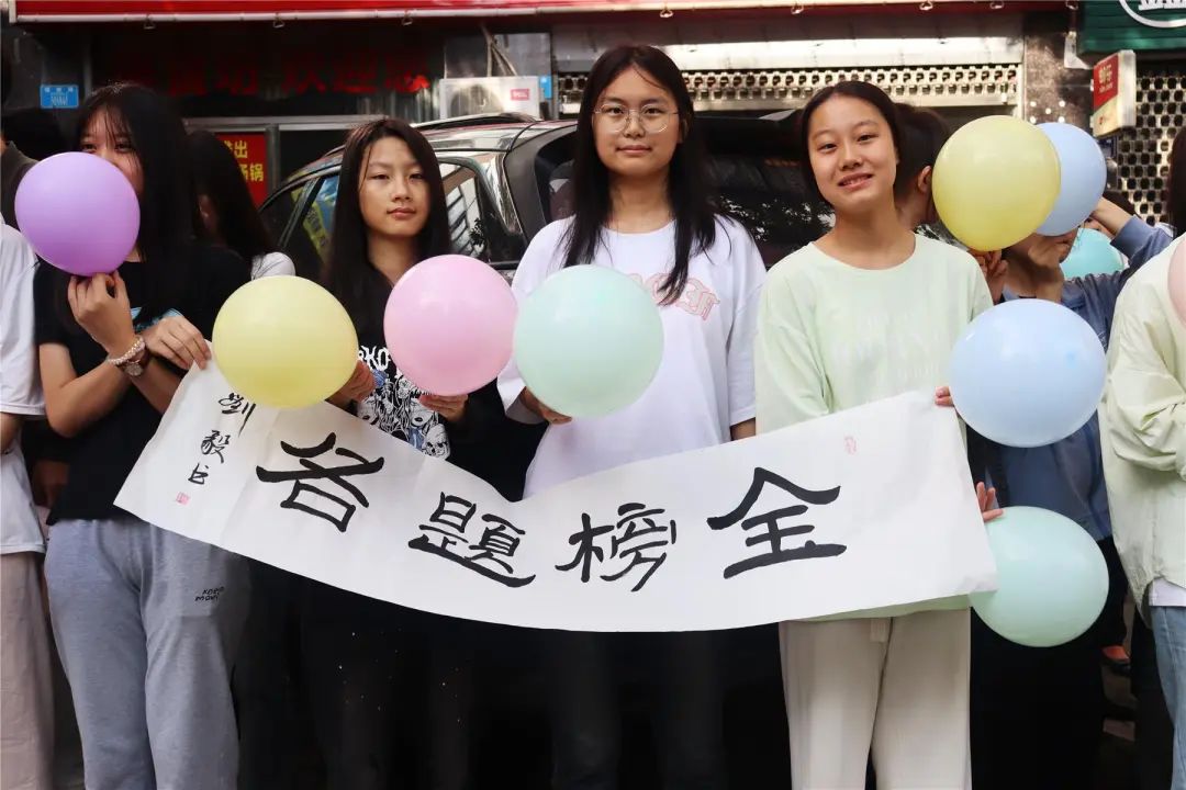 云阳各乡镇高考考生顺利抵达考点.