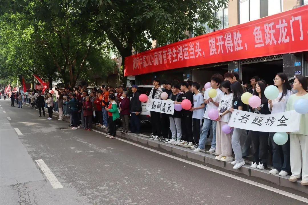 云阳各乡镇高考考生顺利抵达考点.