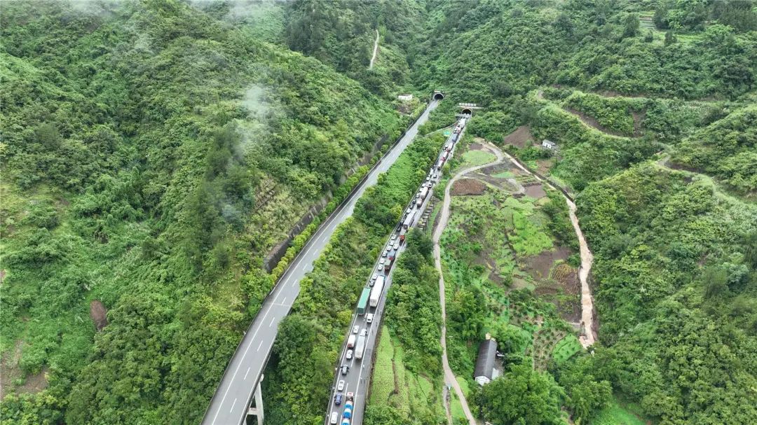 沪蓉高速一路段边坡塌方,目前已恢复单道通行