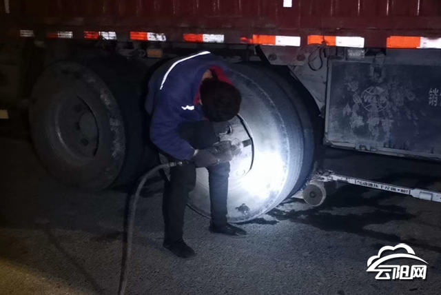 修车师傅喻超连夜修好一辆四川运送蔬菜去湖北的汽车